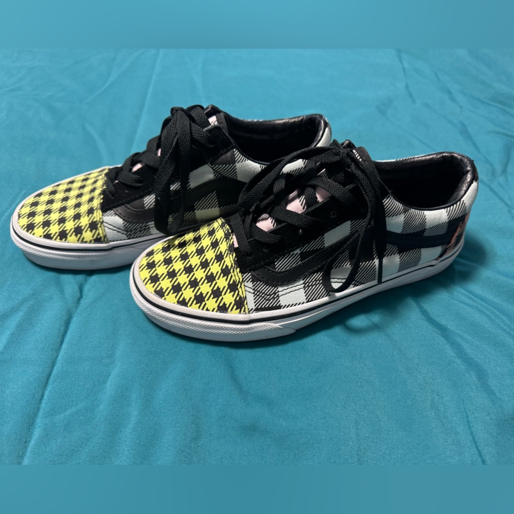 Vans checker pattern sneaker. Size men’s 6.5/ women’s 8